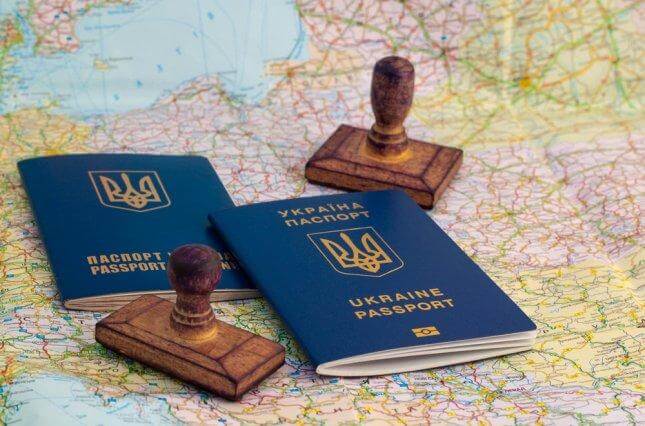 Когда может понадобиться перевод паспорта с нотариальным заверением
